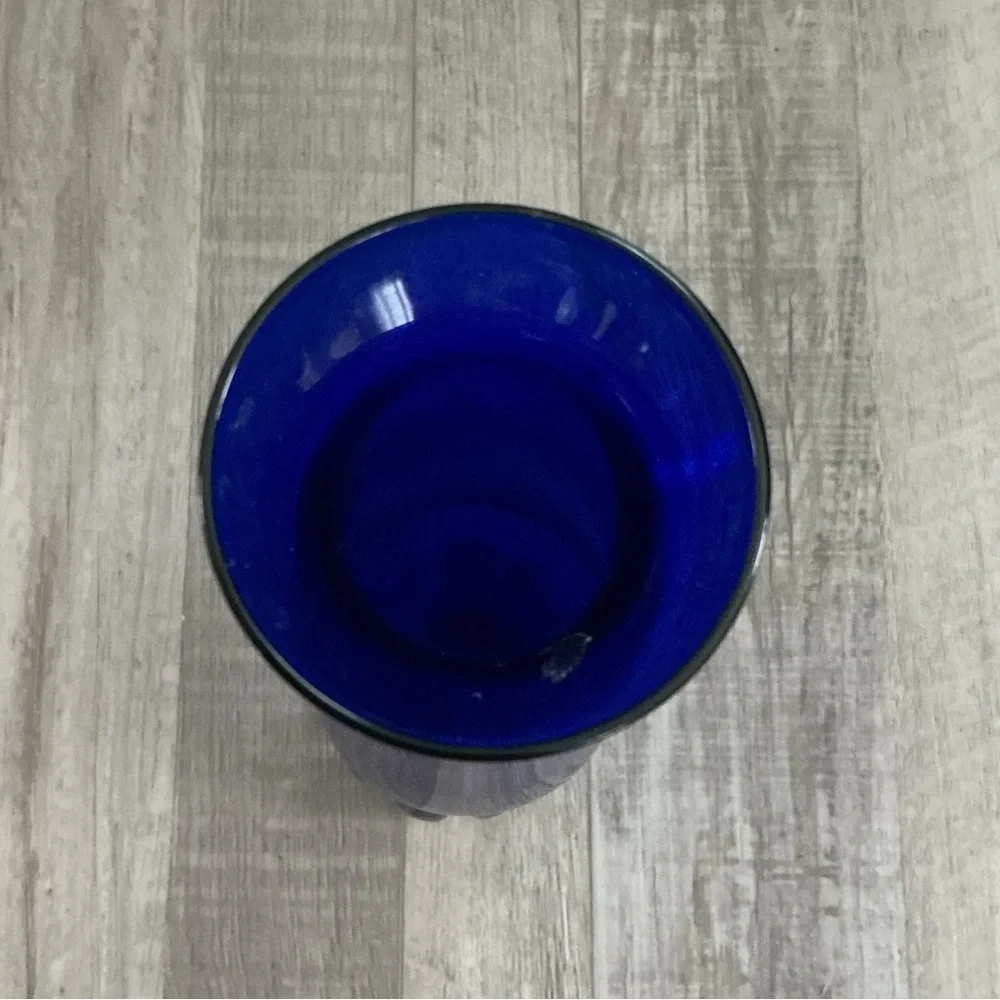 Vintage cobalt blue art glass bud vase featuring a hand-blown trumpet design